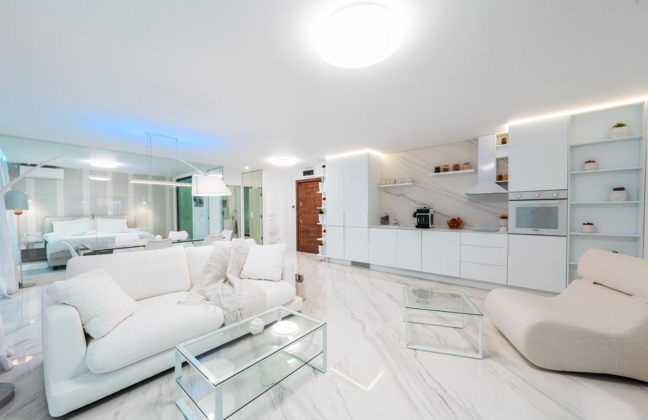 Apartament Emirates White Sensation *